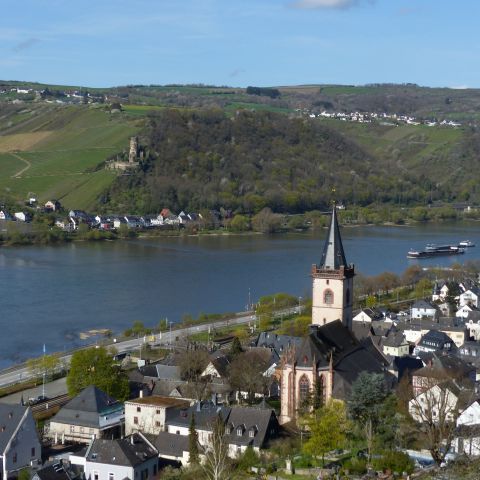  Lorch mit St. Martin. Im Hintergrund Rheindiebach mit der Burg F?uuml;rstenberg