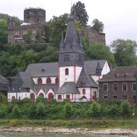 Heimburg mit Kirche in Niederheimbach am Mittelrhein